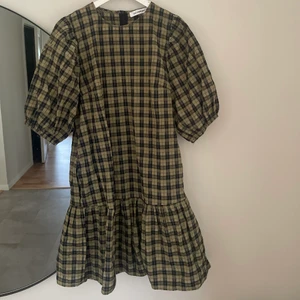 Klänning från Co’couture - Supersöt klänning från Co’couture. En klänning som går att ha året runt. Till sommaren barbent eller med ett par strumpbyxor och ett par kängor till höst/vinter. Fickor i sidorna. 