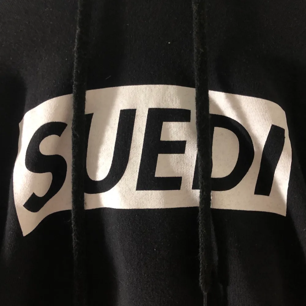 En nästan oanvänd Erik Lundin Suedi merch hoodie. Kan ses i hela Stockholm och kan posta den om du betalar frakt på 59 kr. Hör av dig om du har frågor eller vill ha mer bilder!. Hoodies.