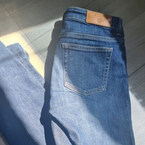 Gant jeans dam - Gant jeans dam storlek w27/l23 165/68a eller storlek 36. En present som inte passade och är oanvänd. Nypris runt 1300-900kr. Jeansen är i modelen low waist.