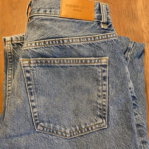 Jeans Gina tricot - Ej använda men tvättade en gång . Helt raka i modellen . Köparen står för frakten 