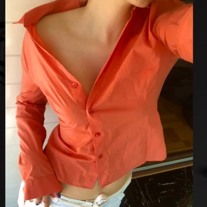Skjorta  - En orange/röd skjorta strl M. Knappt använd Köparen står för frakten 📦