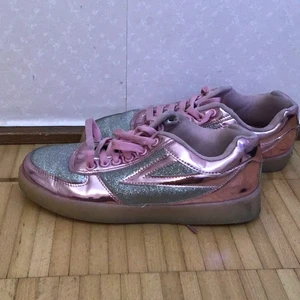 Sor  - Väldigt bra råsa fina skor de är ifrån Jordanien och de kunde lysa men har tappat bortkontrollen 