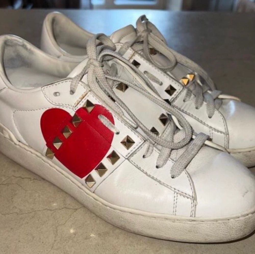 Valentino Garavani Sneakers, limited Edition Valentino Garavani ”LOVERS” sneakers i storlek 37,5. Kommer med dustbag, box, extra nitar. Fint skick Nypris: 9000:-Köpta i NY.. Skor.
