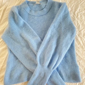 Blå stickad tröja - Stickad tröja i jättefin blå färg. Inte stickig 