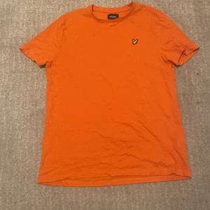 Lyle & scott t-shirt  - Bra skick inte avvänd legat i min låda och dammat därför säljer jag den  