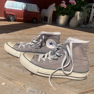 gråa all star converse - gråa all star converse i storlek 37,5. något solblekta i färgen, en tvätt i tvättmaskin så får de tillbaka mer färg & vitare sula! ☺️