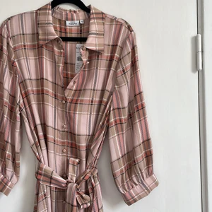 Sommarklänning från lindex - Gullig rosa sommarklänning från Lindex. Oanvänd med lapp kvar. Bild 1 ger mest rätt färg på klänningen. Bild 3 visar att den är större än den ser ut på första bilderna. Storlek 42. Frakt tillkommer