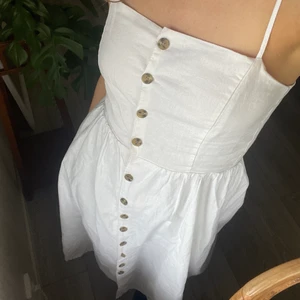 Klänning - Finaste midiklänningen i linnematerial! Använd vid ett tillfälle förra sommaren. Hör av er vid frågor 🤍🤍🤍🤍