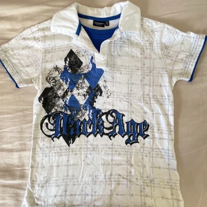 Cool pikétröja - Jättesnygg tröja som använts fåtal gånger. Den är i barnstorlek 134/140 men passar mig som har S/M i toppar. Skriv om ni har fler frågor!