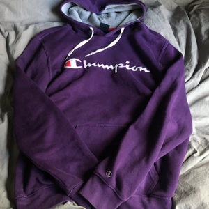 Champion Hoodie - Väldigt bra skick, herrmodell storlek S men passar alla. 