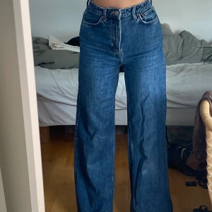 weekday ace jeans i mörkblått 💙 - super fina byxor utan defekter! lite utstretchade så passar nog för lite större midja om de ska sitta tight❤️‍🔥