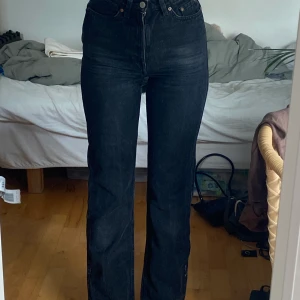 weekday rowe jeans  -  byxor utan defekter i mycket fint skick! går att töjas ut nån storlek ❤️‍🔥