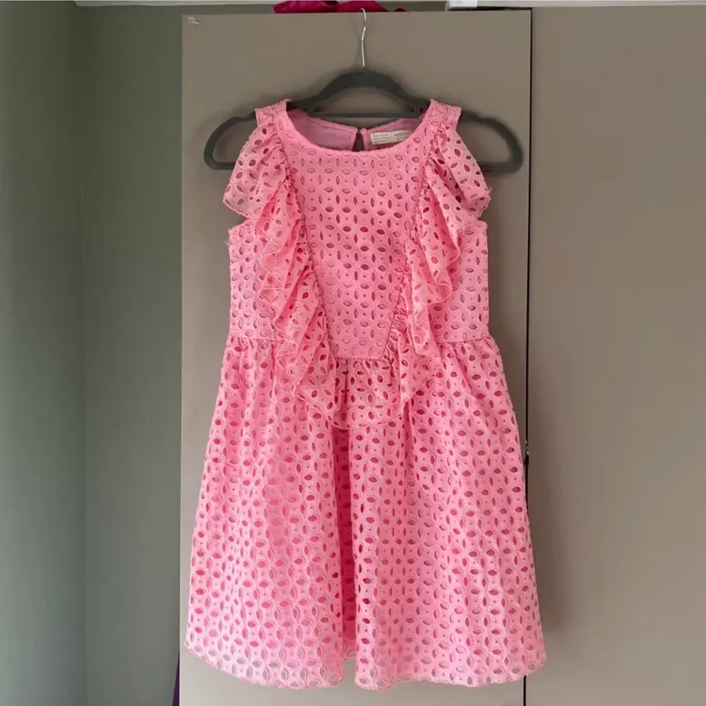 Denna volangklänning är så fin i en supersnygg rosa färg, storlek 152 på barn men skulle säga att den passar upp till 1,65 ungefär!. Mekot.