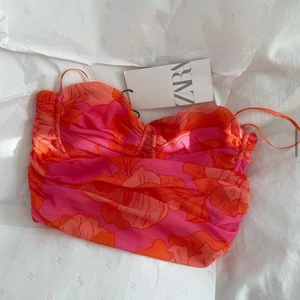 Korsettopp  - Finaste korsettoppen från zara! Säljer då den tyvärr va för liten för mig, men verkligen så fin nu till sommaren!!💓 Oanvänd med lapp kvar.