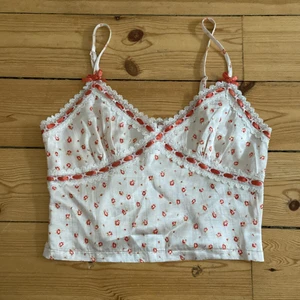 Sommar topp - Helt oanvänd gullig topp, köpt på Urban outfitters. Lite siden i materialet. Pm om du vill ha fler bilder💛