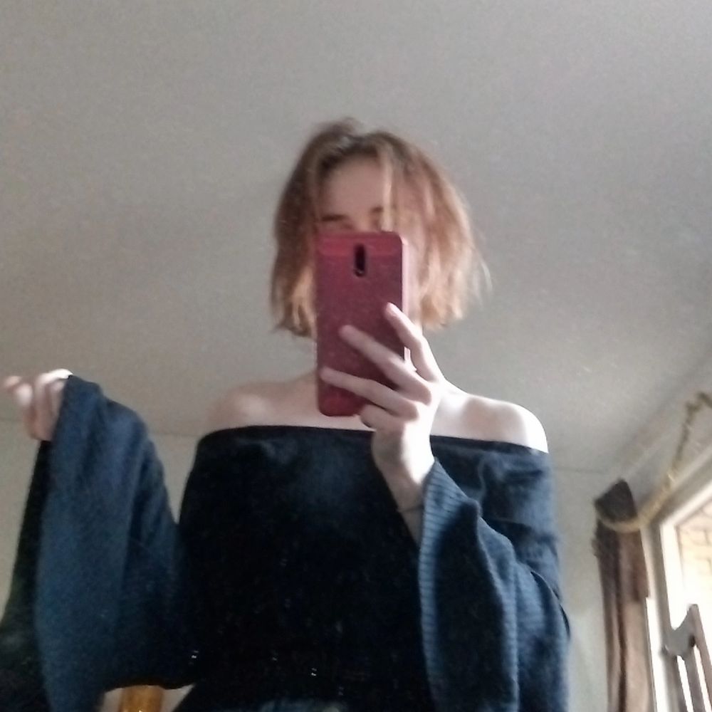Svart offshoulder tröja med coola ärmar. Köpt från Bikbok. Köparen står för frakt. Tröjor & Koftor.