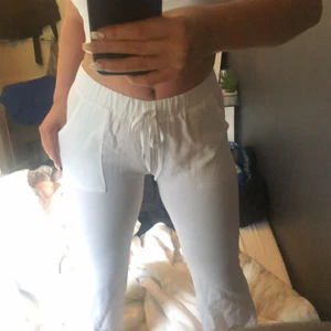 Vita linnebyxor - Ett par helt oanvända vita linnebyxor ifrån Light in the box i strl M (Passar S) Dessa byxor är jätte fina och helt oanvända med säljer dessa då de är på gränsen till för små för mig. Jag är 166 o de är perfekta i längden!  Köparen står för frakt