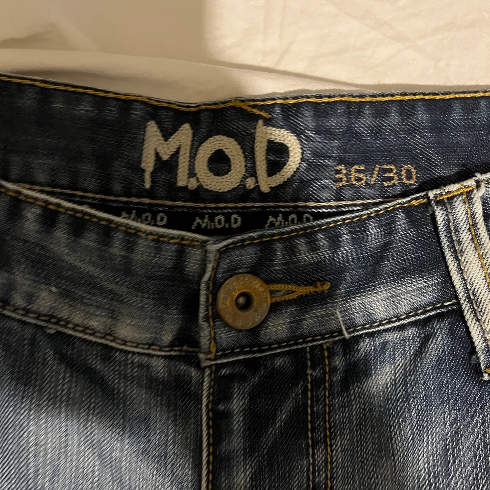 Ett par extremt fina jeans med speciell design på bakfickorna, byxorna har storleken 36w 30L. Jeans & Byxor.