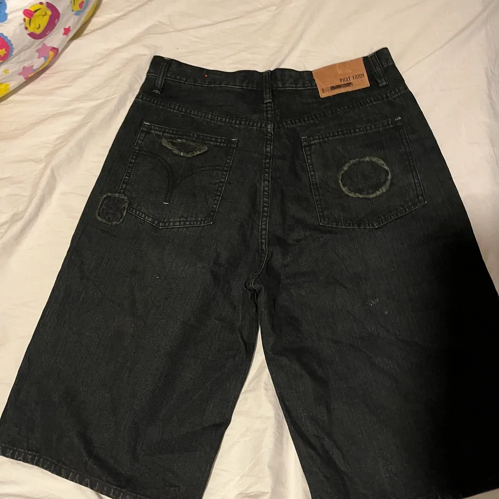 Ett par baggy jeans shorts från märket phat farm. Byxorna är i storlek 32 men är rätt så stora i storleken. Shorts.