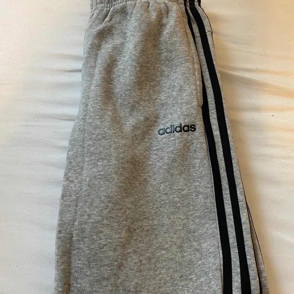 Hej, säljer ett par gråa adidas byxor som aldrig används. . Jeans & Byxor.