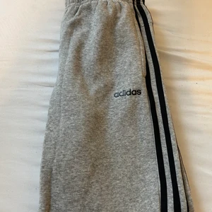 Adidasbyxor - Hej, säljer ett par gråa adidas byxor som aldrig används. 