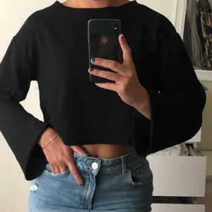 Svart Cropped Tröja - Svart croppad långärmad tröja