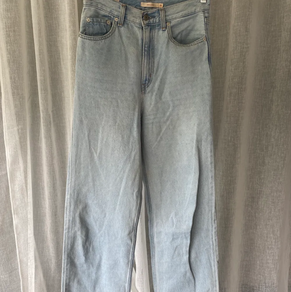 Säljer dessa ljusblåa jeans ljusblåa Jeans, från Levi’s. Storlek W26 L31, high loose fit. Säljer för 300kr, köparen står för frakten. Buda🧸🌸💖. Jeans & Byxor.