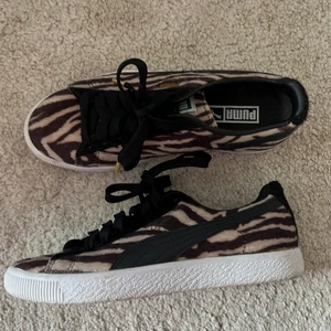 Sneakers från puma  - Ett par nästintill helt oanvända sneakers från puma i strl 37! Använt 1 gång och säljer pga de är lite för små för mig så passar en 36a perfekt! Jättefina! 