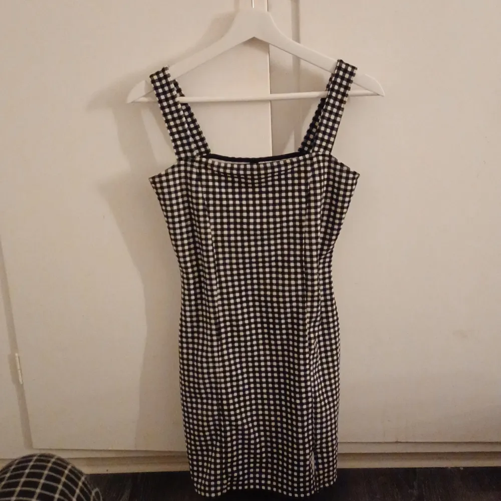 En svart och vit klänning i storlek M. Säljer för 15 kr. Klänningar.