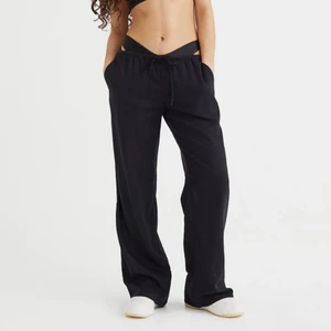 h&m linnebyxa - säljer dessa slutsålda linnebyxor från h&m i storlek M då de är lite för korta för mig med långa ben. endast använda en gång💕 frakt ingår ej i priset!