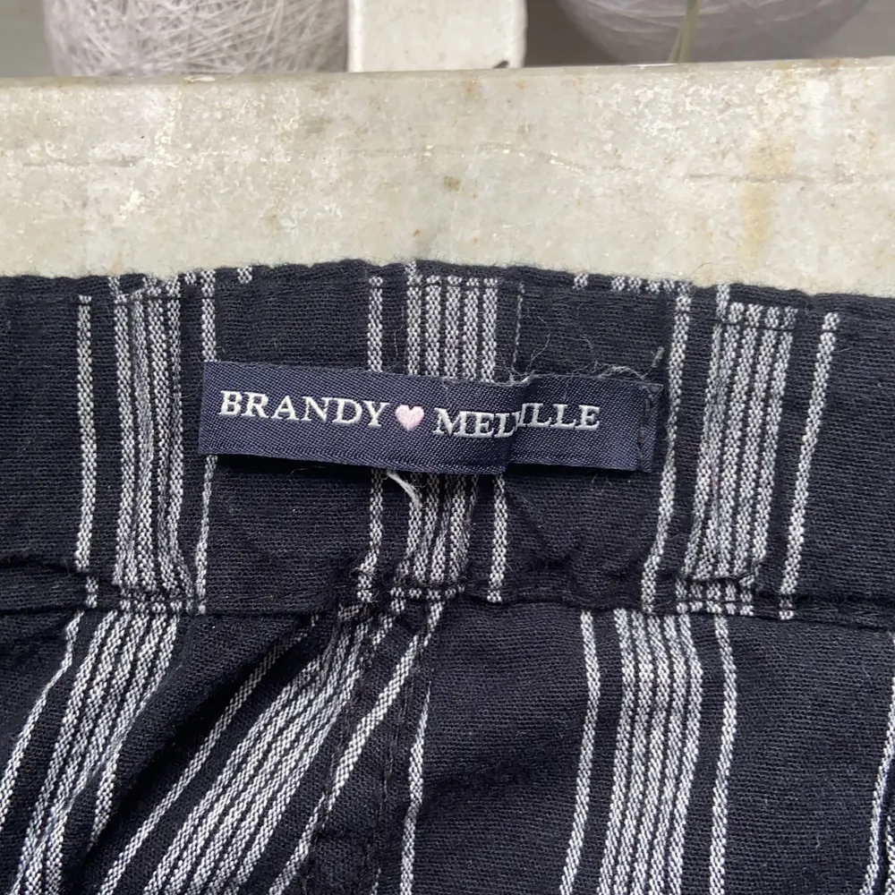 Brandy Melville ankellånga byxor som passar bågen med storkeken xs-s. De är 100% bomull. De är i väldigt bra skick. Använt 3-4 gånger. Jeans & Byxor.