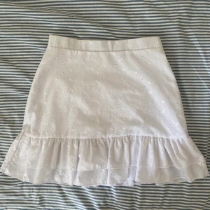 vit kjol - vit kjol med små broderade blommor!