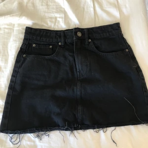 Svart jeanskjol från zara  - En superfin kort svart jeanskjol från Zara. Använd ett fåtal gånger och är i gott skick. Säljer då den inte passar. 