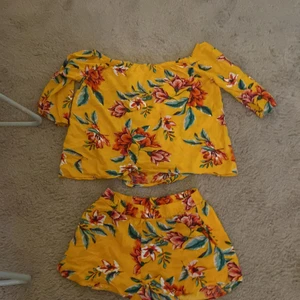 Shorts och magtröja  - Det är short o magtröja och den är kall för sommaren och varmt barn 