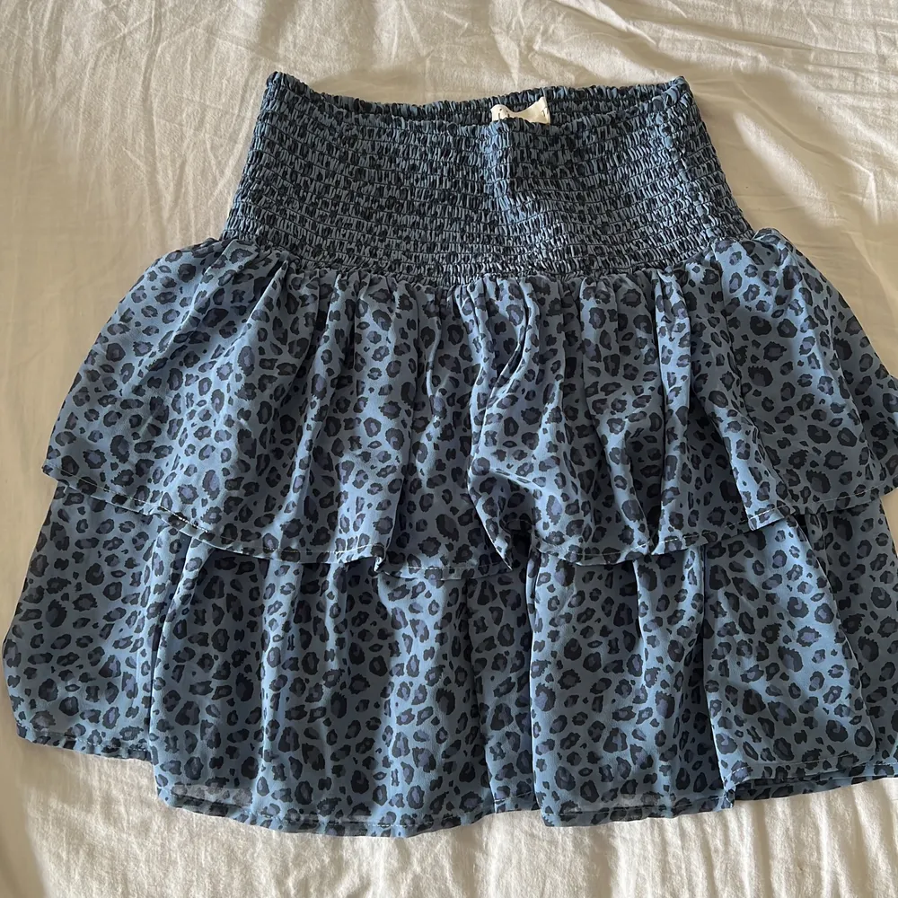 Säljer denna kjol från Kappahl. Helt oanvänd och som i nyskick🫶🏼 säljer för 200 ink frakt💗 är storlek 170/xs-m då den är väldigt stretchig i midjan. Kjolar.