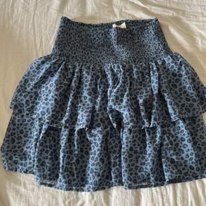 Säljer denna kjol från Kappahl. Helt oanvänd och som i nyskick🫶🏼 säljer för 200 ink frakt💗 är storlek 170/xs-m då den är väldigt stretchig i midjan