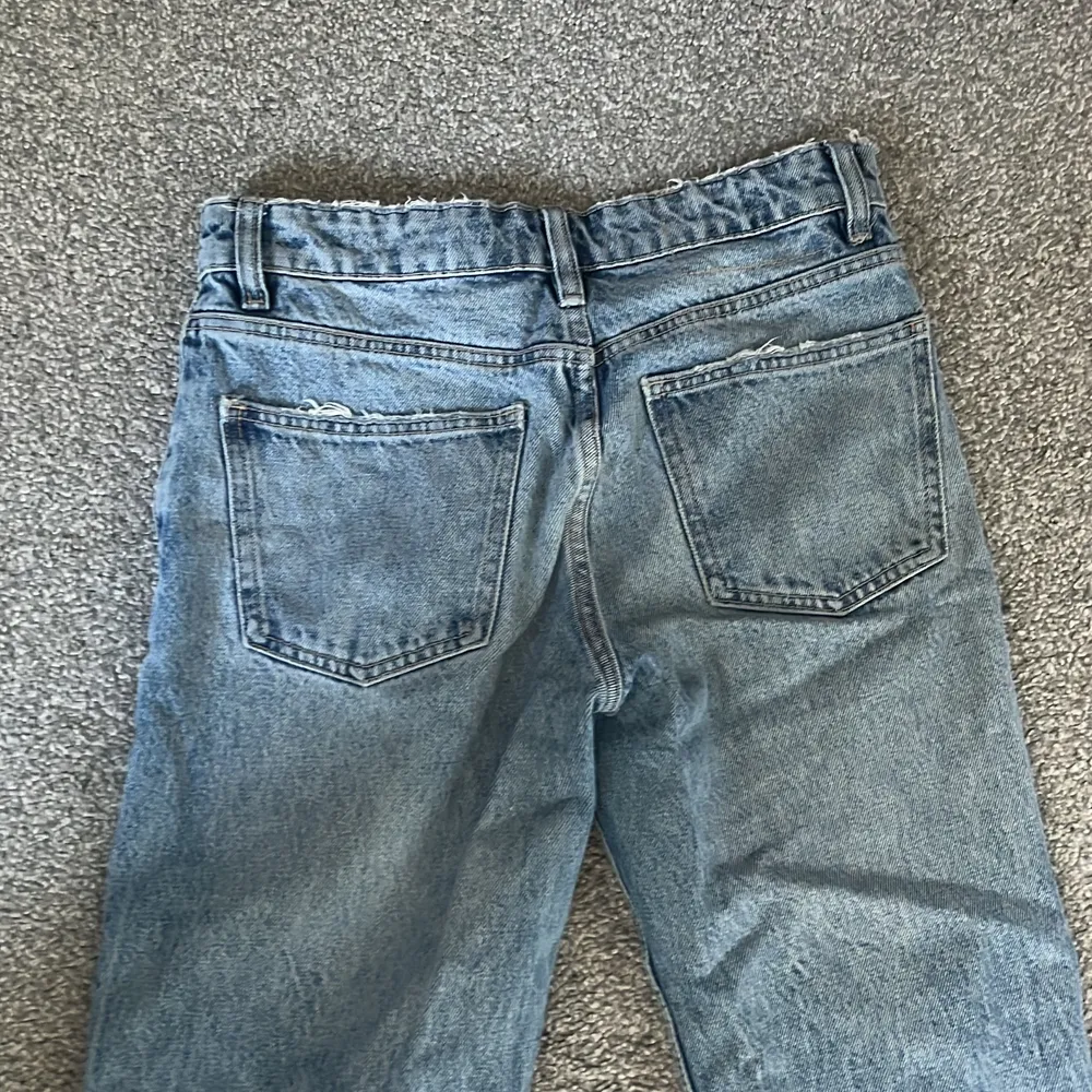 Ett par blå jeans med hål på benen, inte andvända många gånger därför i bra skick.. Jeans & Byxor.