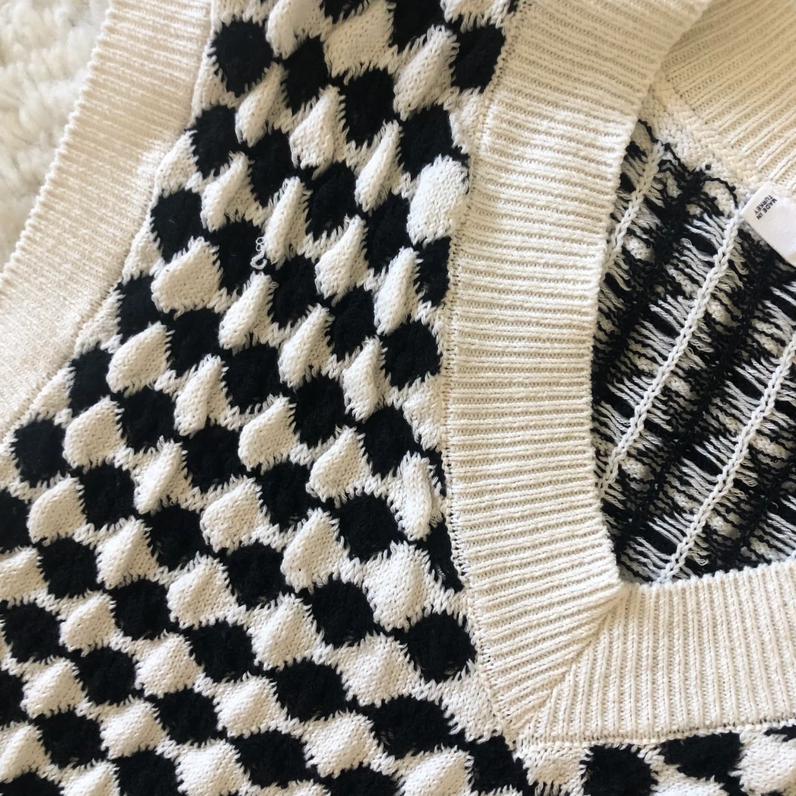 Rutig stickad väst - mango