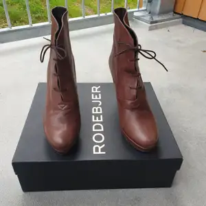 Minimalistic leather heels from designer Rodebjer. Soft leather with platform heel. Only tried on once indoors, brand new.