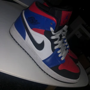 Jordans oanvända  - Snygga oanvända Jordans. Storlek 41.  Låda finns