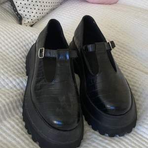 Ett par svarta MaryJane-skor som säljes på grund av att dem inte är min stil. Använda ca 1 gång. Andra bilden är lånad och visar att ty par liknande. Jag är inte säker på storleken.