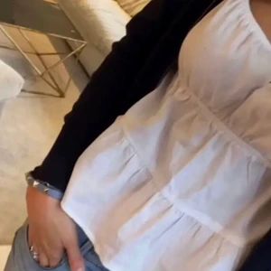 Söt topp💕 - Säljer denna söta toppen från Hm, som tyvärr inte kommit till användning💕 Den är i storlek S och är i nyskick. 