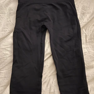 Träningsbyxor. - Dom är inte använda mycket alls och dom sitter jätte bra på kroppen, köpte dom från shein i st M men dom är som en S. Mina mått kan ni hitta i mina andra annonser.