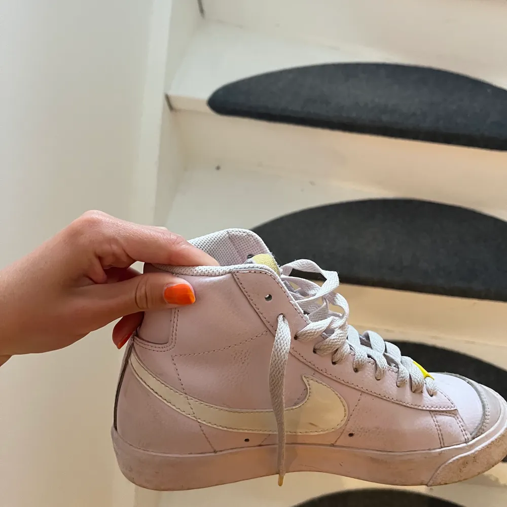 Lila Nike blazer skor i storlek 37.5. Inte använda så många gånger, tvättas självklart innan de skickas. Skor.