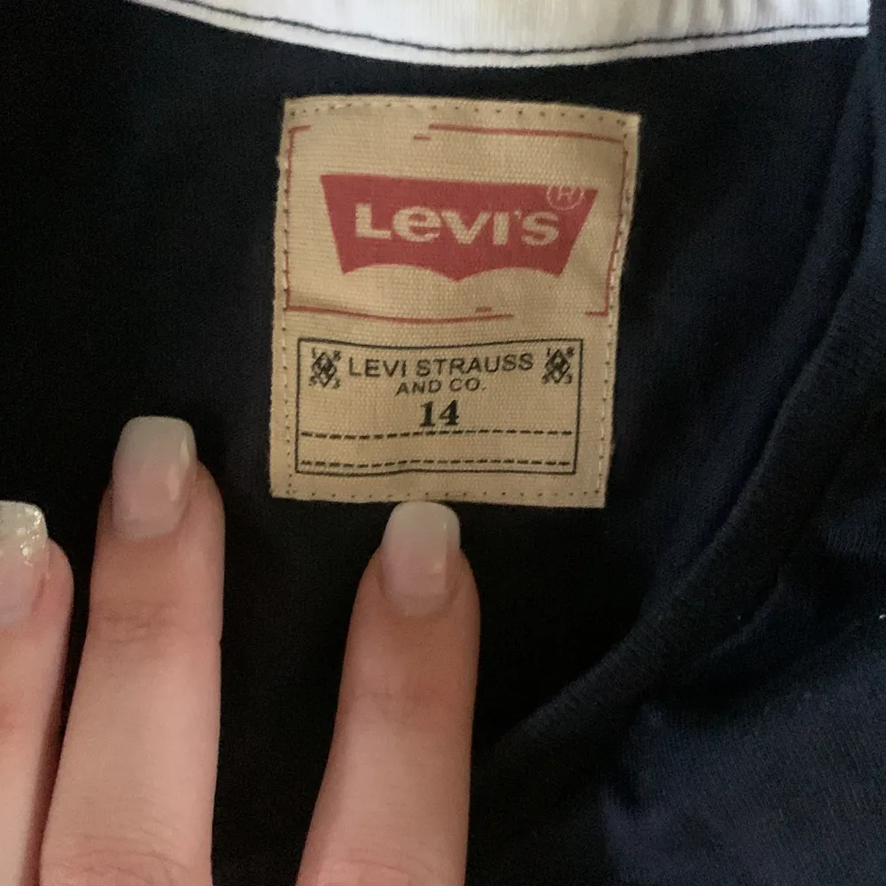 T-shirt från Levis, storlek S/M. Väldigt bra skick.. T-shirts.