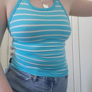 Turkos Halterneck   - Från polarn och pyret, barnstorlek men sitter som en vanlig xs/s. Köpt här på plick. Så gullig och fin blå färg🩵 använd gärna köp nu