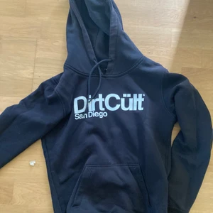 Dirtcult tröja  - Väll använd så trycker är lite sprickor i eller hur men nu kallar det 