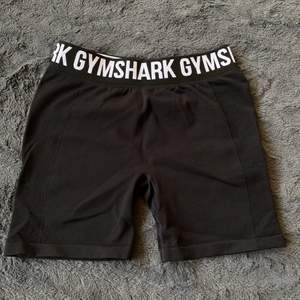 Nya Gymshark flex shorts strlk M! Aldrig använda endast provade. Nypris på 400 säljer för 150! Betalning via swish, frakt tillkommer!