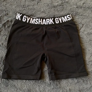 Gymshark flex shorts - Nya Gymshark flex shorts strlk M! Aldrig använda endast provade. Nypris på 400 säljer för 150! Betalning via swish, frakt tillkommer!