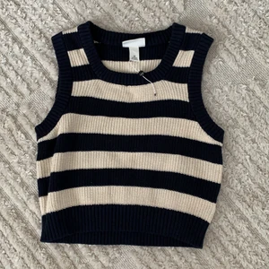 Stickad väst monki - Stickad väst från monki storlek xs. Ny utan lapp! Mörkblå/vit randig